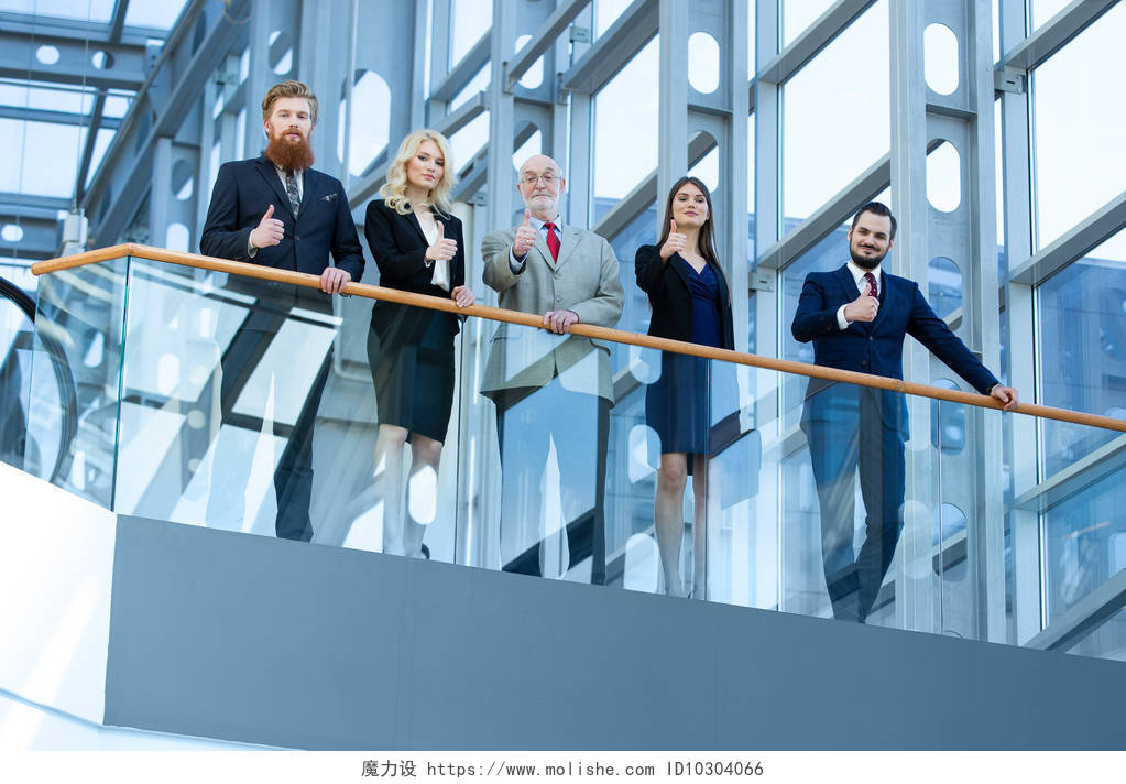 成功的积极商业男女团体竖起大拇指点赞企业专业商务精英团队商务男女点赞手势